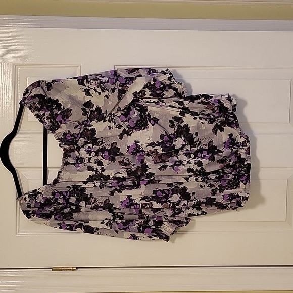 Beautiful floral jersey top by a.n.a. Size is a 1x. - Picture 2 of 4